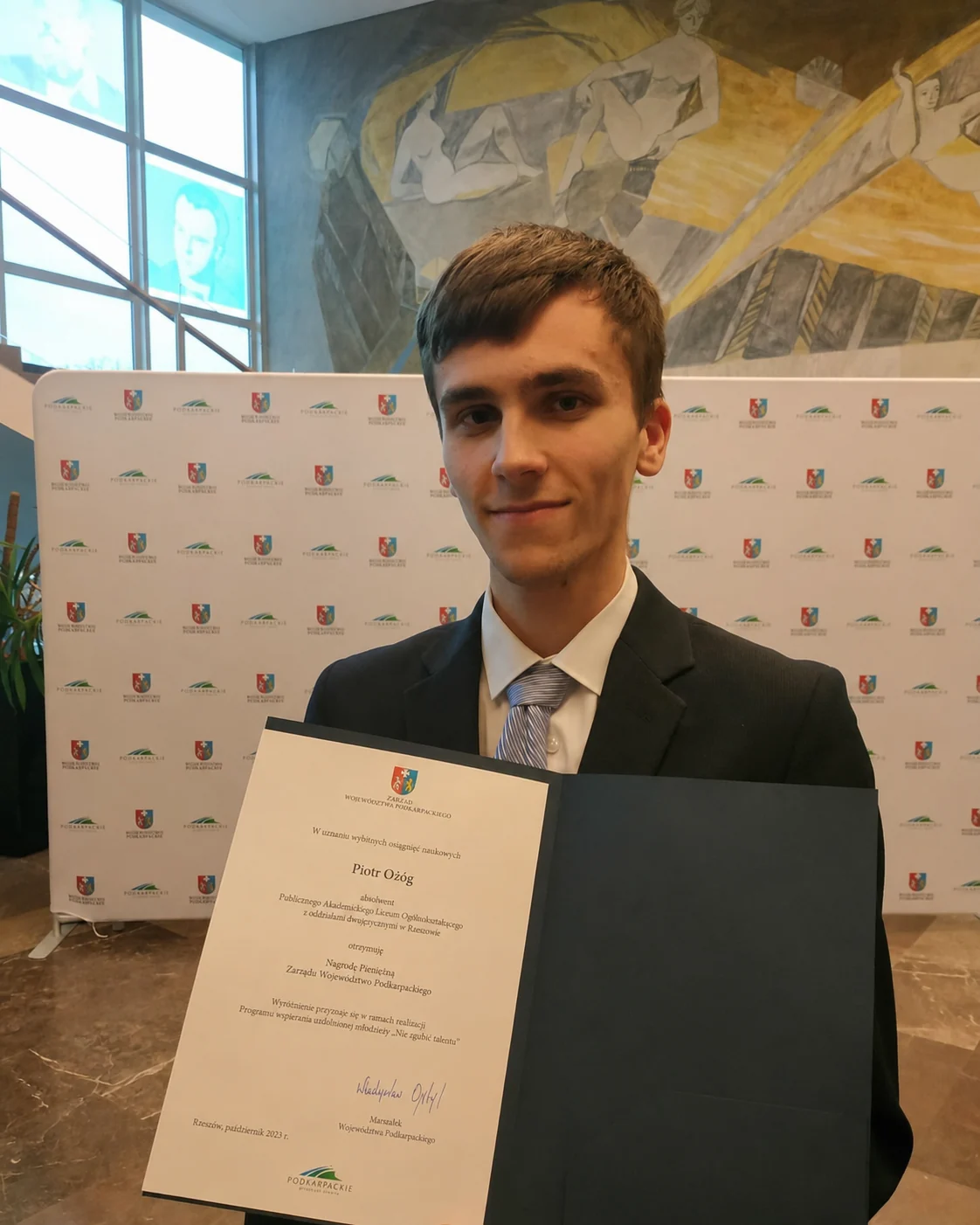 Piotr Ożóg z dyplomem